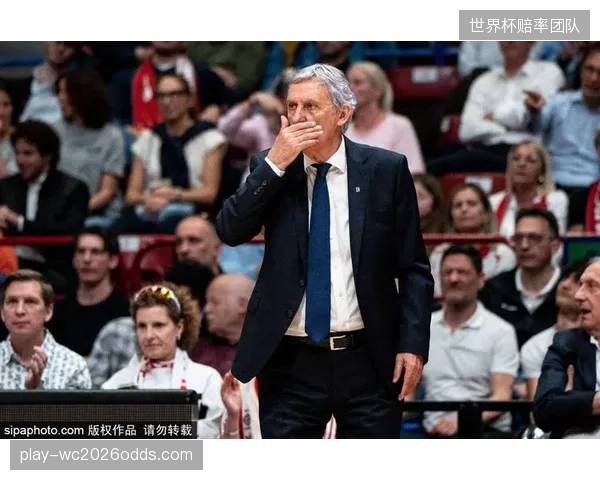 如何应对赛前赛后的媒体聚焦，避免负面新闻影响球队士气，考验团队智慧。